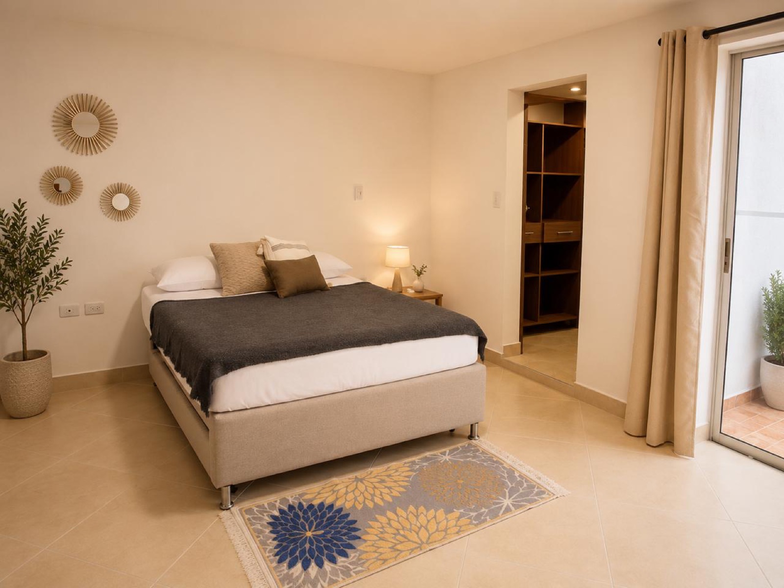 Patio 1 bedroom with double bed, walk-in closet and terrace door